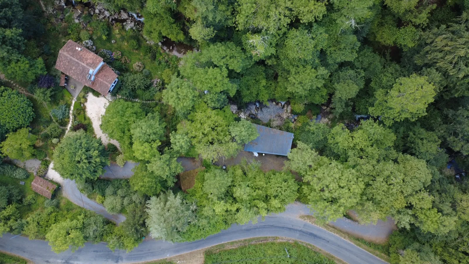 Vue aérienne du Moulin caché dans la forêt, près de la rivière