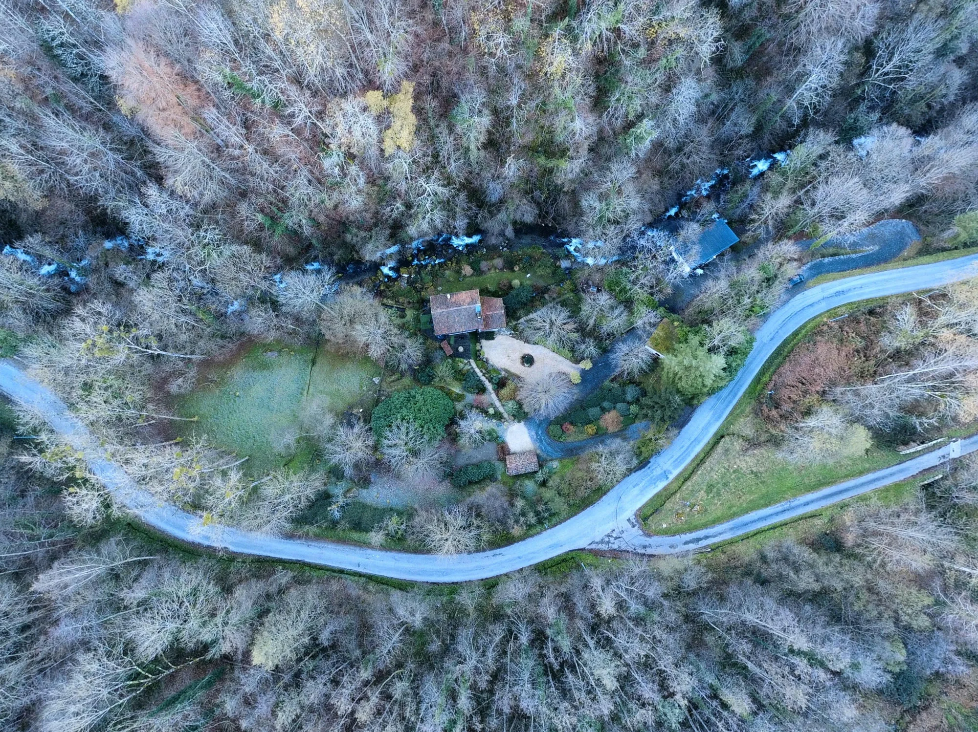 Au Moulin vu du ciel dans la lumière froide de l’hiver
