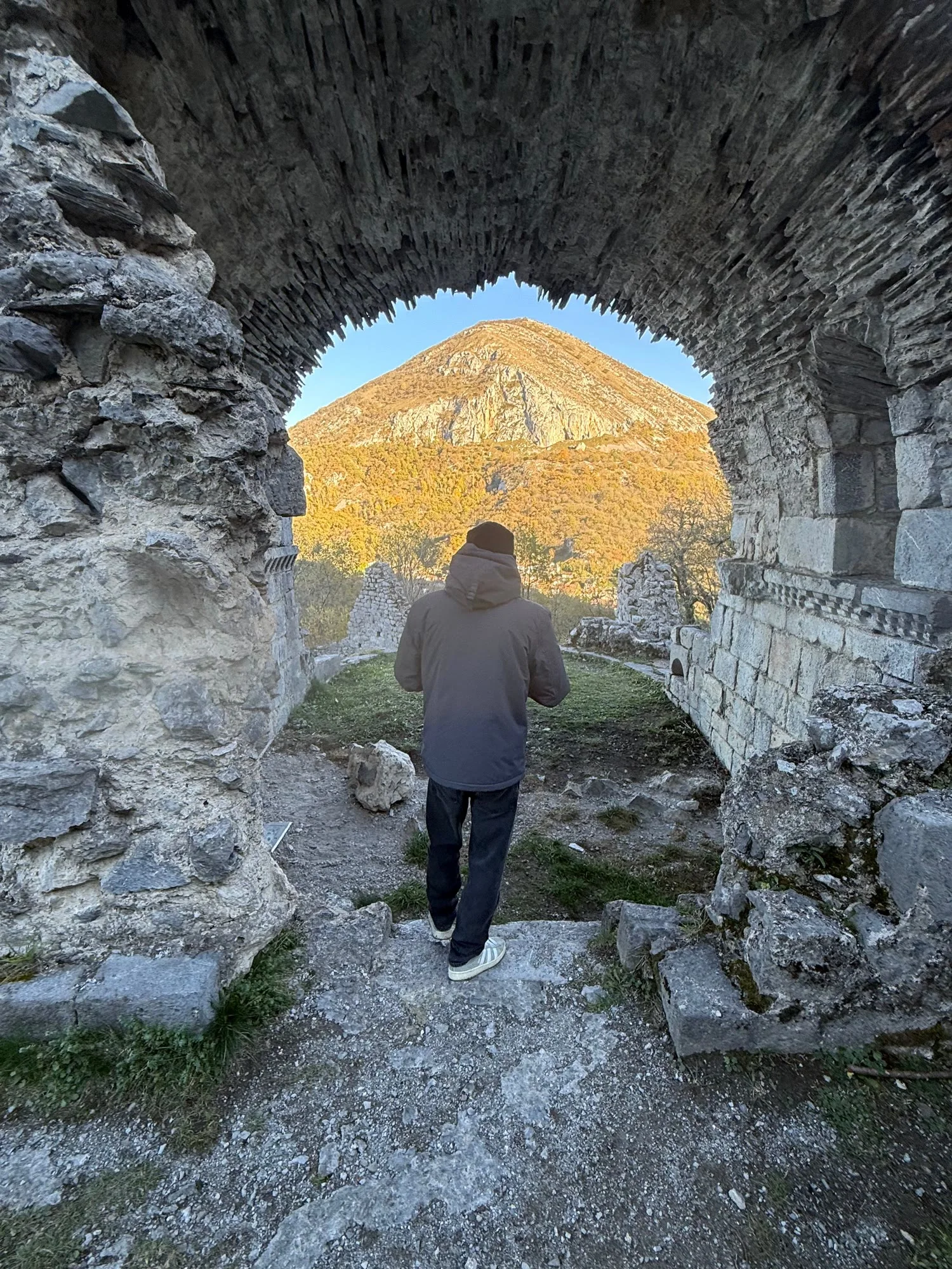 Ruines du château de Bramevaque vues à travers une ouverture
